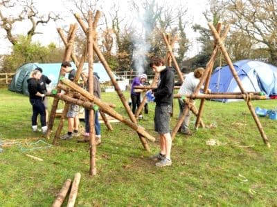 Πλατφόρμα με τρίποδα (υπερυψωμένο αντίσκηνο)