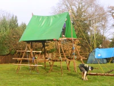 Πλατφόρμα με τρίποδα (υπερυψωμένο αντίσκηνο)