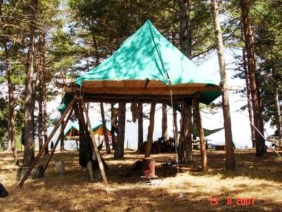 Πλατφόρμα με τρίποδα (υπερυψωμένο αντίσκηνο)