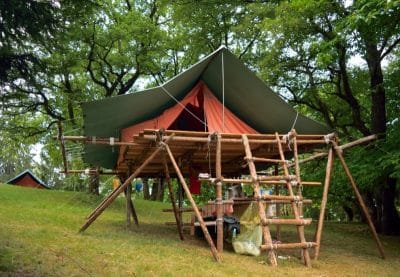 Πλατφόρμα με τρίποδα (υπερυψωμένο αντίσκηνο)